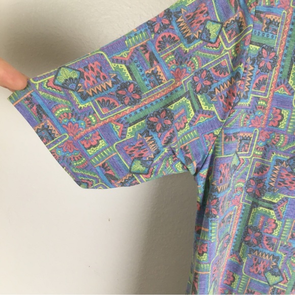 LuLaRoe Perfect Tee Short Sleeve Scoop Neck Top in Geometric Multicolor - Picture 3 of 10